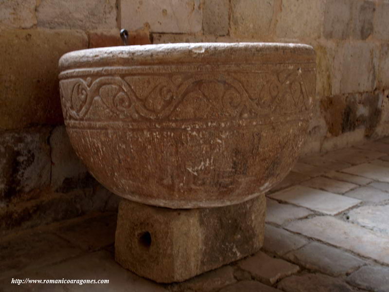 PILA BAUTISMAL ROMÁNICA, ALMACENADA EN EL CLAUSTRO